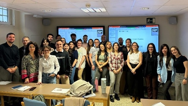 Foto de familia al finalizar el curso. A la izquierda, Francisco Javier García Navarro (OTC-ISCIII), uno de los codirectores del curso junto a José María Antequera Vinagre (ENS-ISCIII), y el director de la ENS, Iñaki Imaz, con parte del equipo docente y el alumnado.