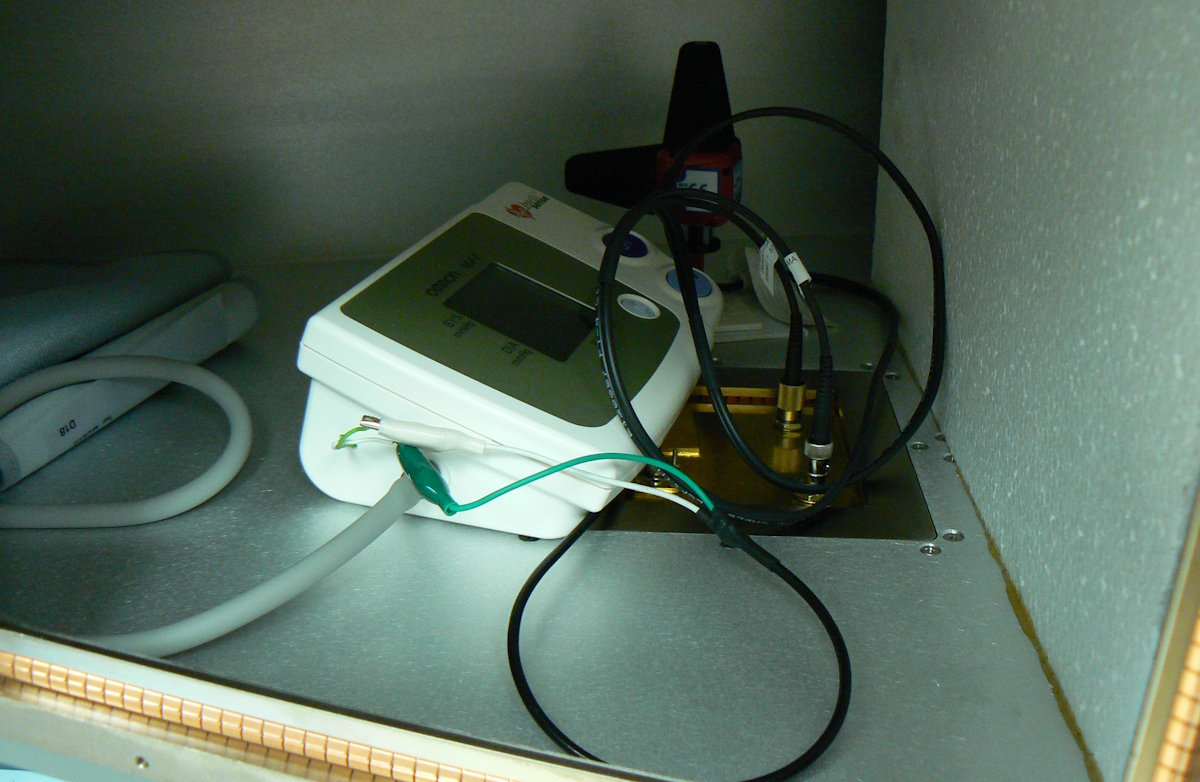 Científicos explicando en pizarra electrónica